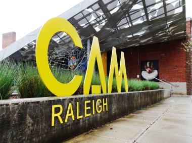 RALEIGH, NC - ABD - 03-27-2021: Raleigh şehir merkezindeki Çağdaş Sanat Müzesi (CAM)