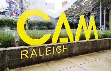 RALEIGH, NC - ABD - 03-27-2021: Raleigh şehir merkezindeki Çağdaş Sanat Müzesi (CAM)