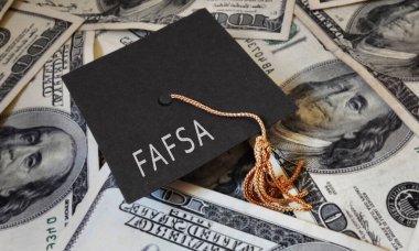 FAFSA (Federal Öğrenci Yardımı İçin Ücretsiz Başvuru) mezuniyet başlığı ve parası -- mali yardım kavramı                             