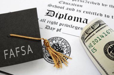 FAFSA (Federal Öğrenci Yardımı İçin Ücretsiz Başvuru) diploma ve parayla mezuniyet başlığı - mali yardım kavramı   