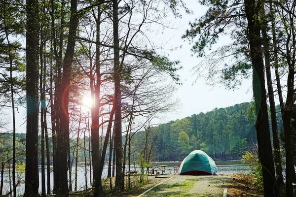 ノースカロライナ州ローリーの近くにあるジョーダン湖州立公園のウォーターフロントキャンプ場のテント ポプラ ポイントのキャンプ場 — ストック写真