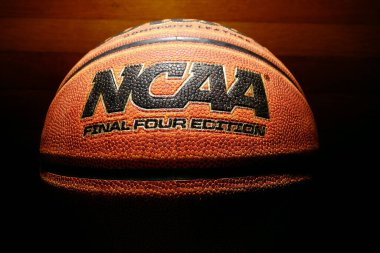 Wilmington, NC - ABD - 05-07-2021: Ahşap zemin üzerinde NCAA Final Four Edition basketbol                                