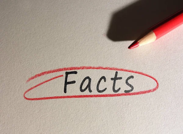 Tények Szöveg Bekarikázott Piros Ceruza Texturált Papír — Stock Fotó
