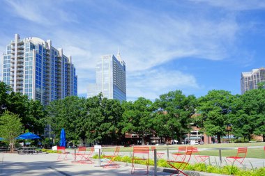Moore Square Park 'taki Raleigh binalarının manzarası