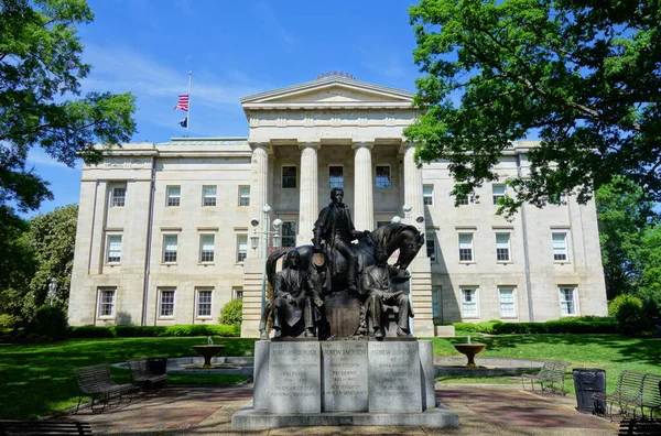 Edifício State Capitol Raleigh Com Estátua Dos Presidentes Dos Eua Fotos De Bancos De Imagens