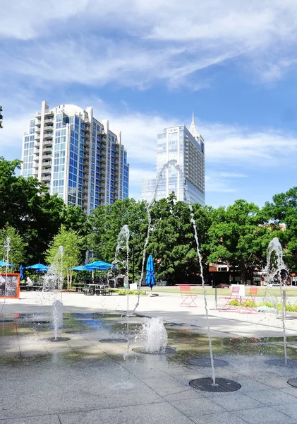 Moore Square Park Fröccsenő Szökőkúttal Előtérben Belvárosban Raleigh Épületek Távolban — Stock Fotó