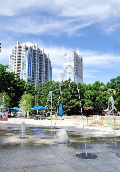 Moore Square Park Com Fonte Splashpad Primeiro Plano Centro Raleigh Imagens De Bancos De Imagens