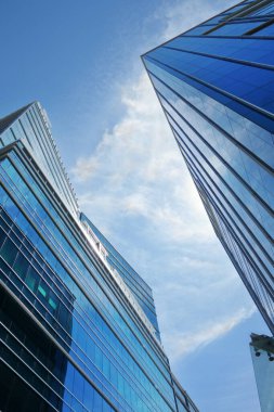 Raleigh North Carolina şehir merkezindeki Fayetteville Caddesi 'ndeki modern ofis binalarının manzarası.