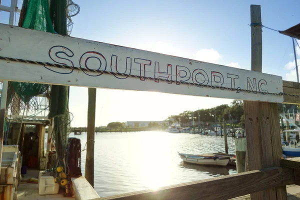Väderbiten Southport Skylt Hänger Vid Brygga Framför Fiskebåt Cape Fear — Stockfoto