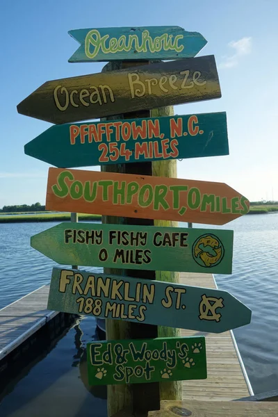 Southport Usa 2021 位于北卡罗莱纳州南港的Fishy Fishy Fishy Cafe外的彩色方向标志 — 图库照片