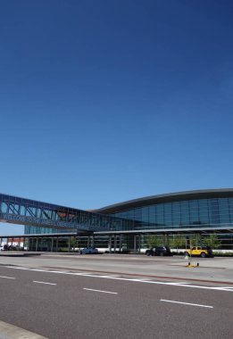 DULUTH, MN - ABD - 08-14-2021: Duluth Uluslararası Havalimanı James Oberstar Terminalinin ön girişi