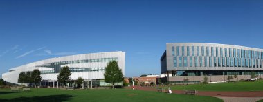 RALEIGH, NC / USA - 8-30-2021: solunda James Hunt kütüphanesi olan NC Devlet Üniversitesi Centennial Kampüsü 