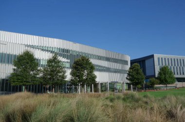 RALEIGH, NC / USA - 8-30-2021: solunda James Hunt kütüphanesi olan NC Devlet Üniversitesi Centennial Kampüsü 