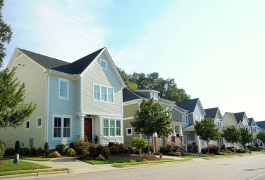 Raleigh NC 'de sakin bir şehir caddesinde yeni evler