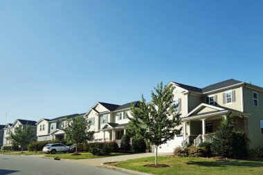 Raleigh NC 'de sakin bir şehir caddesinde yeni evler                               