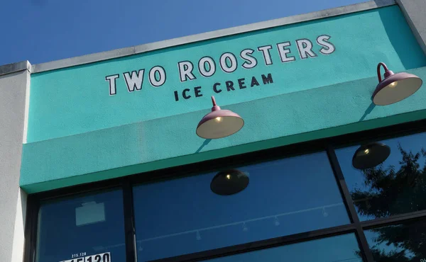 Raleigh Usa 2021 Two Roosters Popular Ice Cream Shop Person — Stock Photo, Image