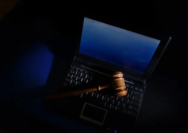 Judge gavel on laptop — Stock Photo, Image