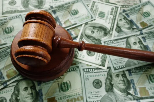 Judge gavel on cash — Stock Photo, Image