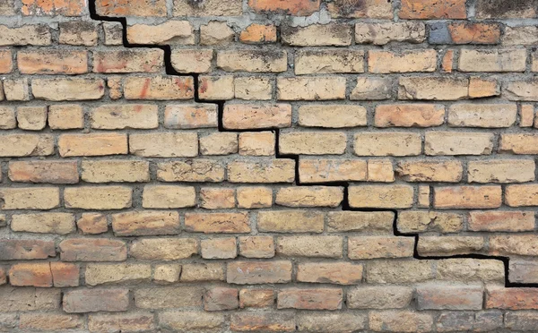 Old cracked foundation — Stockfoto