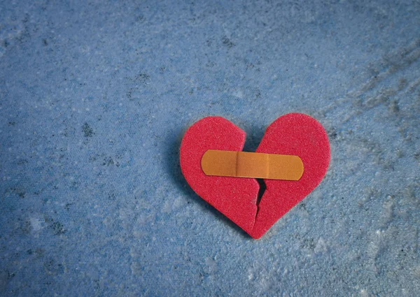 Coração vermelho partido — Fotografia de Stock