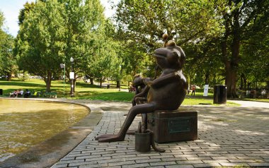 Boston, MA - ABD - 08-07-2025: Boston Commons 'taki kurbağa havuzunda ressam David Phillips' in Ortak Heykeli