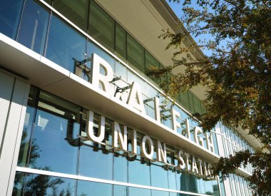 Raleigh şehir merkezindeki Union İstasyonu, tren servisi ve bitişik bölgesel otobüs hizmeti