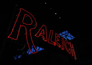 Raleigh şehir merkezindeki Union İstasyonu 'nda Neon Raleigh tabelası, tren servisi ve bitişik bölge otobüs servisi