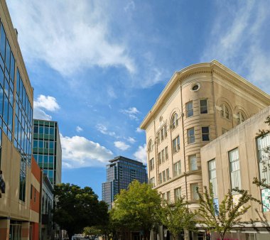 Durham North Carolina şehir merkezindeki ana caddede modern ve klasik mimarinin karışımı.