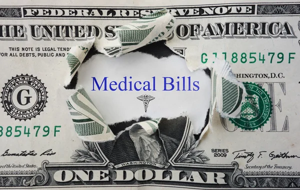 Mensagem de contas médicas com nota de dólar rasgada — Fotografia de Stock