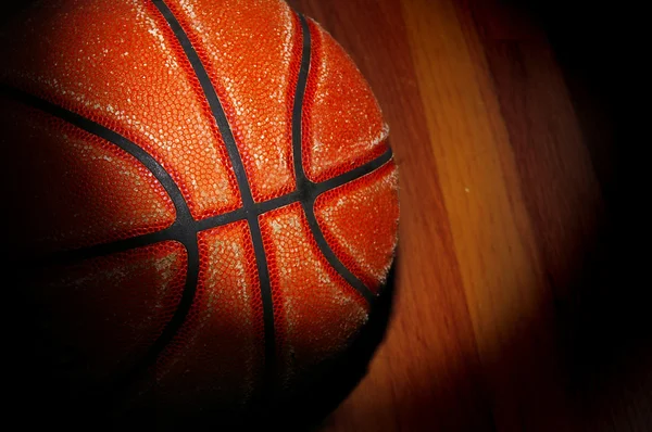 Primer plano del baloncesto en el piso del gimnasio — Foto de Stock