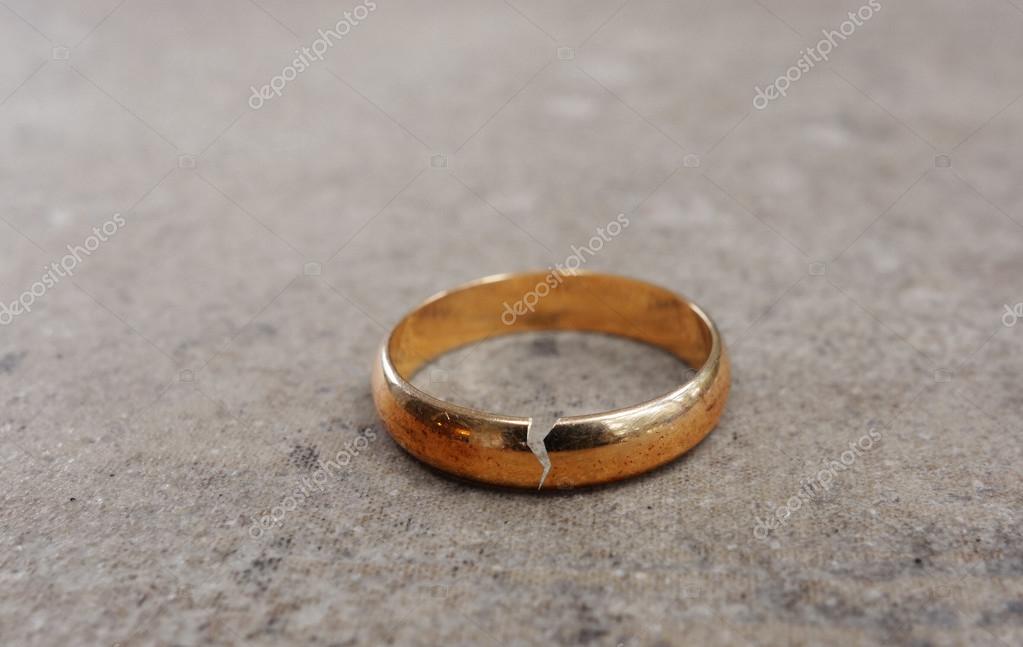 Anillo de oro roto - - concepto de divorcio: fotografía de stock