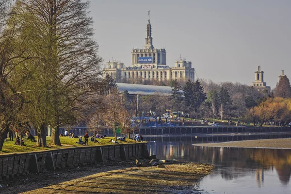 A Herastrau park és a szabad sajtó háza — Stock Fotó