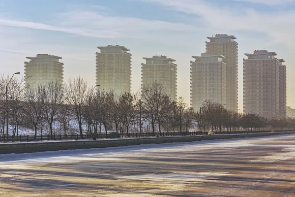 Modern high rise block of flats — Stock Photo, Image