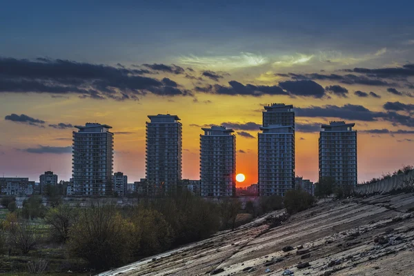Solnedgång och skyskrapor — Stockfoto