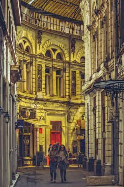 Geziniyor sokaklarda turistler