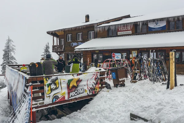 Skifahrer in der Berghütte Postavaru — Stockfoto