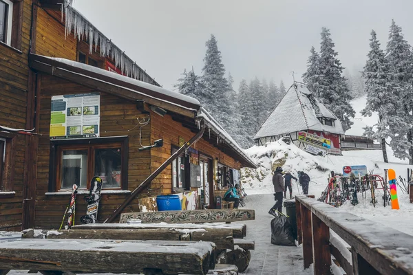 Skifahrer in der Berghütte Postavaru — Stockfoto