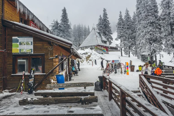 Skifahrer in der Berghütte Postavaru — Stockfoto