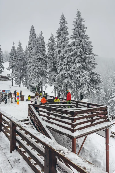 Skifahrer in der Berghütte Postavaru — Stockfoto