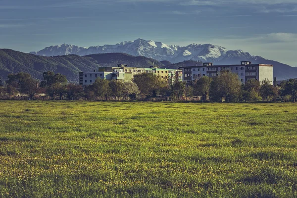 Mountain landscape with block of flats — Stock Photo, Image