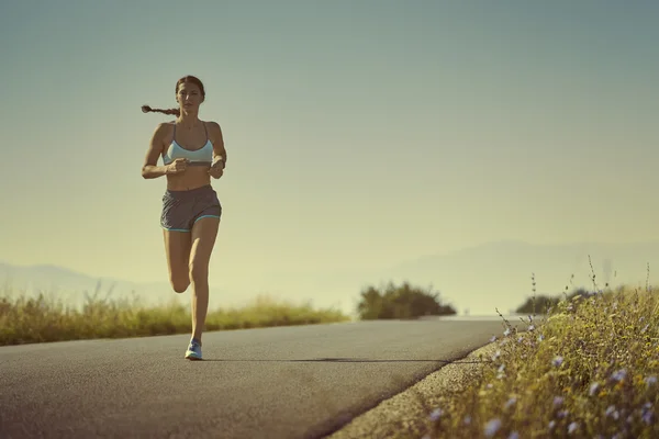 Femeie sportivă alergând — Fotografie, imagine de stoc