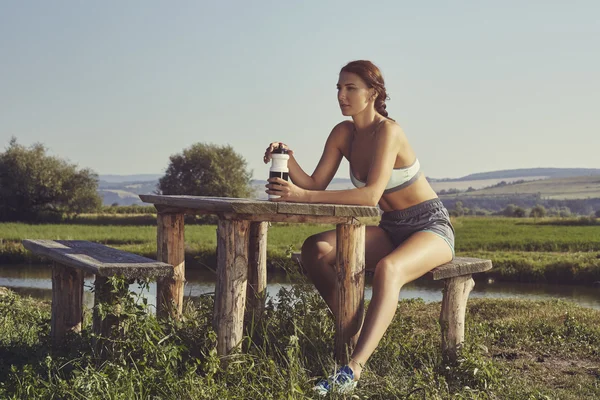 Mulher hidratante após corrida — Fotografia de Stock
