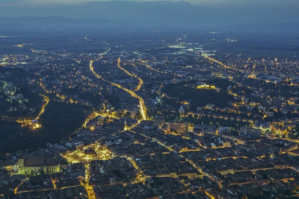 Paisaje urbano nocturno aéreo de Brasov —  Fotos de Stock