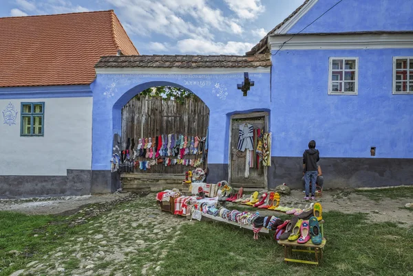 Geleneksel el yapımı elbise sergi