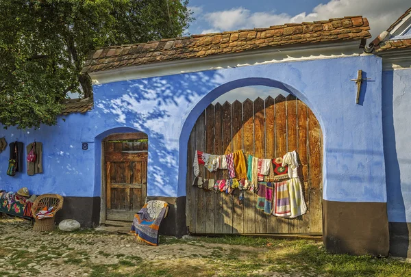 Вхід двір трансільванських село — стокове фото