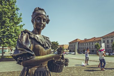 Çiçekçi kadın bronz heykel