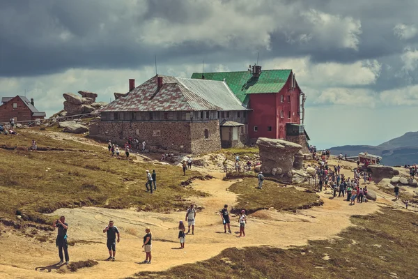 Hikers at Babele chalet, Bucegi Mountains, Romania — Stock Photo, Image