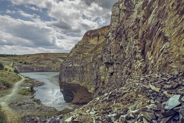 Lake in basalt steengroeve, Racos, Roemenië — Stockfoto