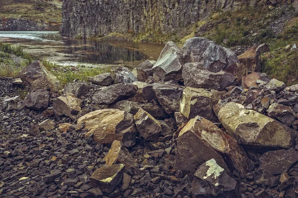 호수에 버려진된 현무암 채 석 장 — 스톡 사진