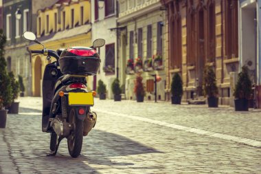 scooter sokak park etmiş